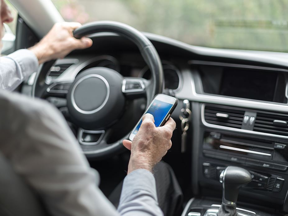 CONDUCCIÓN DESCUIDADA: USO DEL TELÉFONO CELULAR