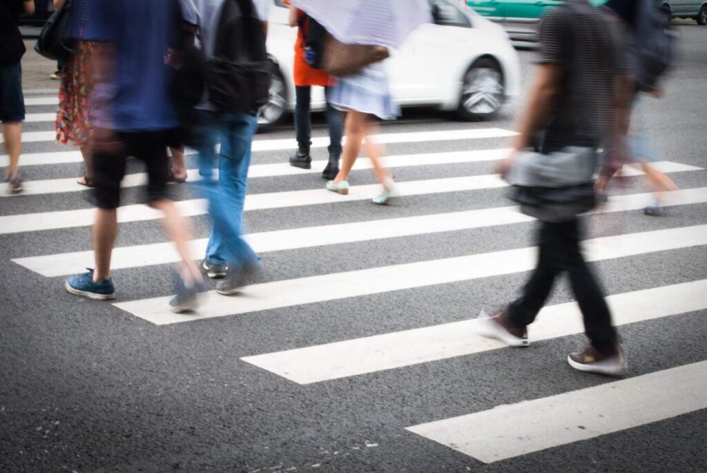 CÓMO SER UN PEATÓN CORTÉS EN LA ACERA DE LA CALLE