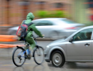 A bicyclist rides their bike into oncoming traffic. A Sacramento bicycle accident lawyer can lead an injury case for accident-related damages.
