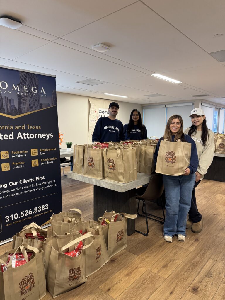 Omega Law y PATH Los Ángeles donan kits de comida para las fiestas