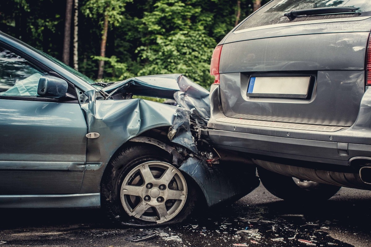 Dos coches en un accidente por alcance. Dos coches en un accidente por alcance.